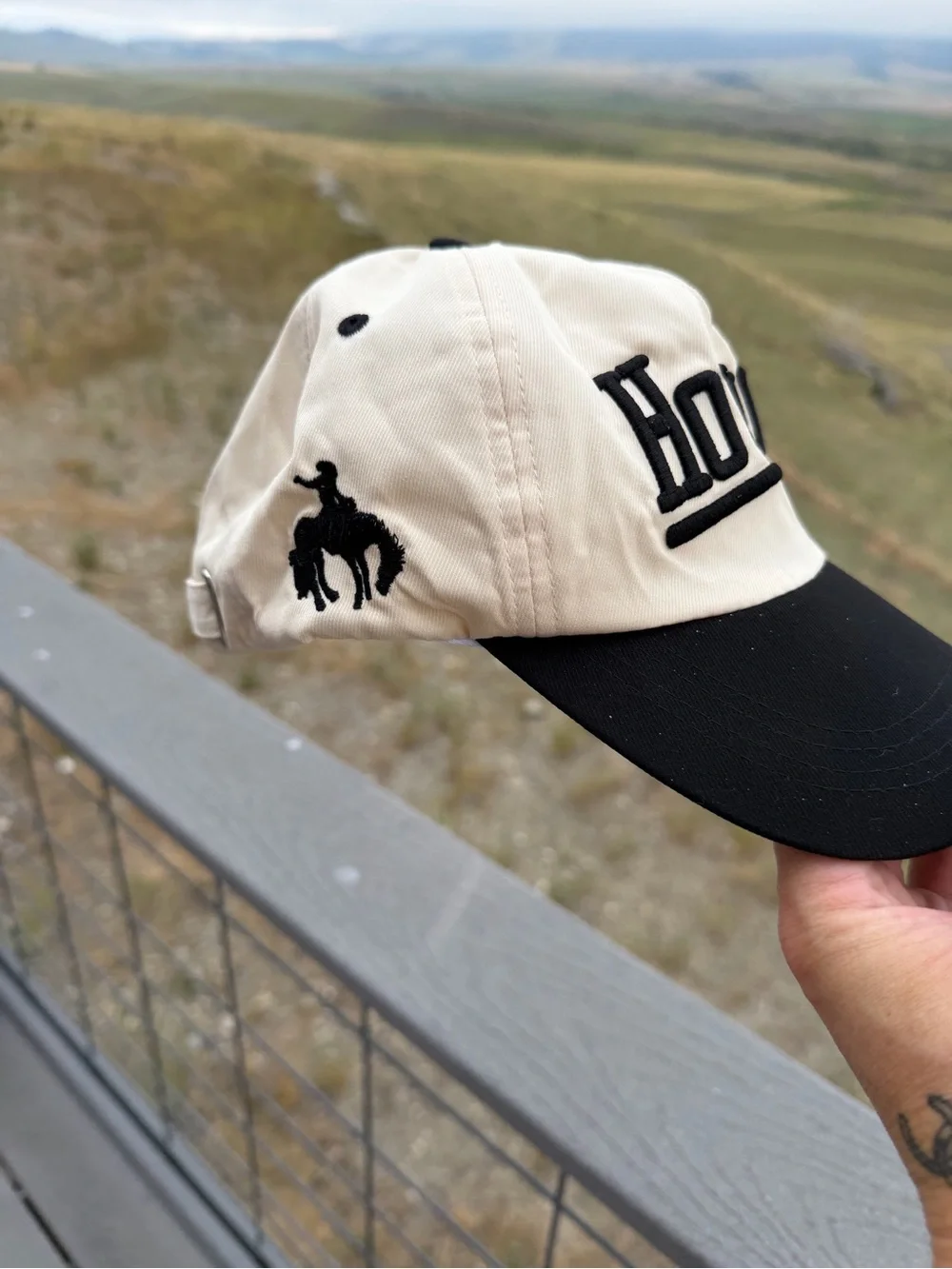 Howdy Embroidered Two-Tone Baseball Cap - Black & Cream